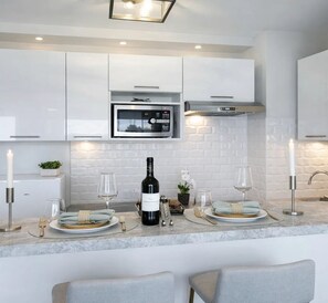 Deluxe studio, uitzicht op de stad | Privékeuken | Een espressoapparaat, een waterkoker, een broodrooster, een diepvriezer