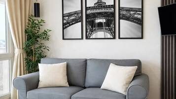 Studio Deluxe - utsikt mot staden | Vardagsrum | 80-centimeters smart-tv med digitalkanaler