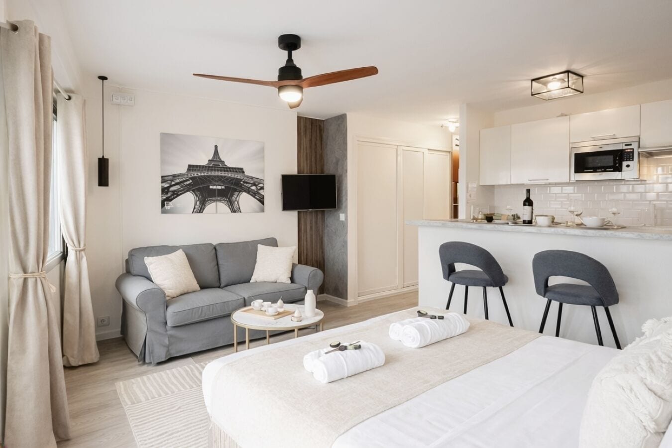 Deluxe Studio, City View | Living area | 80-cm Smart TV with digital channels