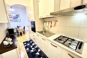 Micro-ondes, four, plaque de cuisson, lave-vaisselle