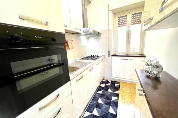 Micro-ondes, four, plaque de cuisson, lave-vaisselle