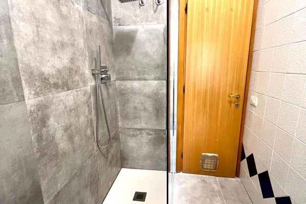 Douche, sèche-cheveux, bidet, serviettes fournies