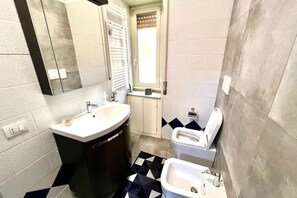 淋浴設備、風筒、坐浴桶、提供毛巾