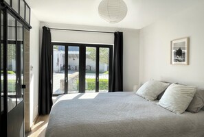 4 bedrooms, iron/ironing board, WiFi, bed sheets