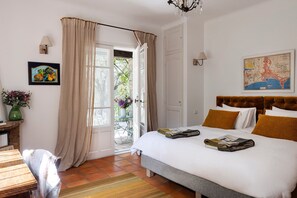 4 bedrooms, iron/ironing board, WiFi, bed sheets - La Pitchoune: 4 bedroom, AC, Luxury Chef's Kitchen Built by Paul & Julia Child (Châteauneuf-Grasse)