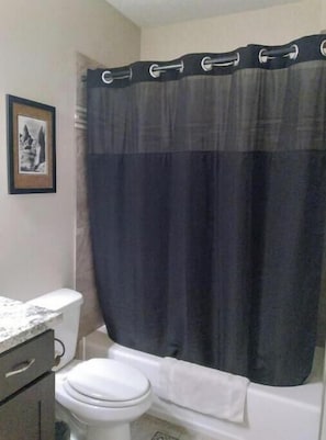 Séchoir à cheveux, serviettes fournies, shampooing, papier de toilette