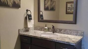 Hårtork, handdukar, schampo och toalettpapper