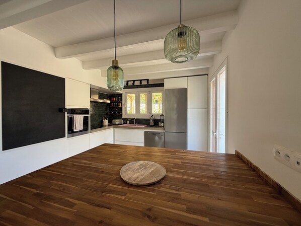 Horno, parrilla de estufa, lavavajillas y tostadora 