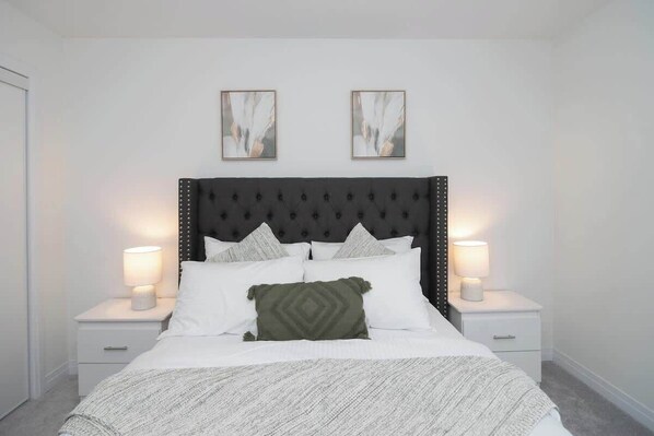 3 bedrooms, desk, travel crib, WiFi