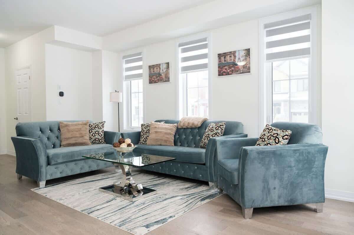 Télévision, livres, espaces bureaux