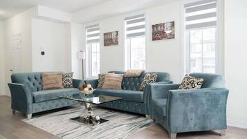 Télévision, livres, espaces bureaux