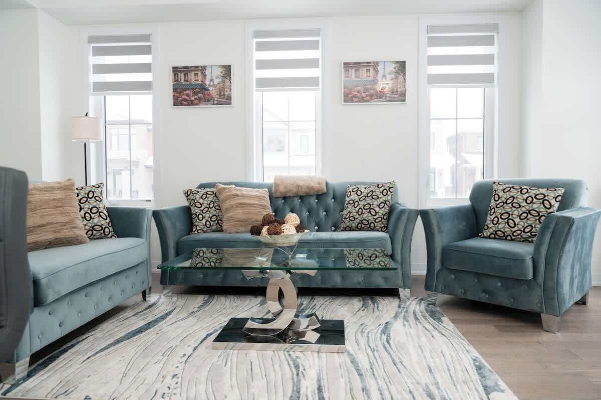 Fernseher, Bücher, Arbeitsbereiche