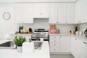 Fridge, microwave, stovetop, dishwasher