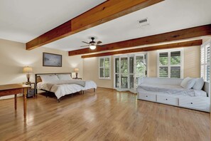 5 bedrooms, iron/ironing board, Internet, bed sheets