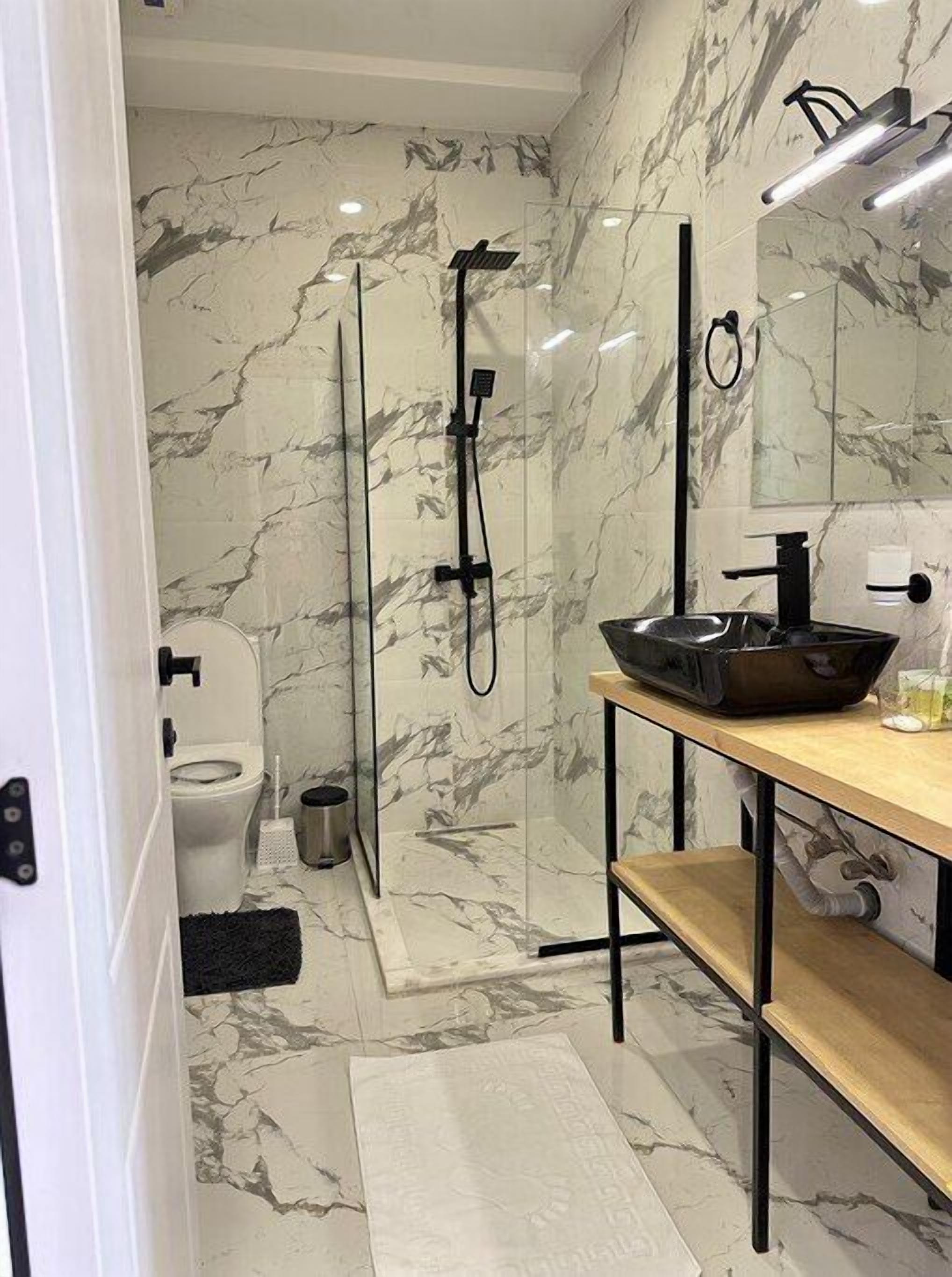 Een douche, een haardroger, handdoeken, zeep