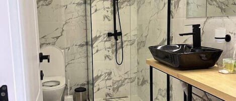 Douche, séchoir à cheveux, serviettes fournies, savon