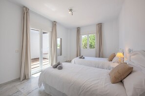 3 slaapkamers, een strijkplank/strijkijzer, wifi, beddengoed