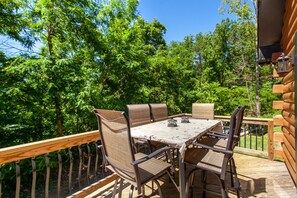 Outdoor dining - Cloudspire Chalet: Arcade Games & Outdoor Lounge! (Pigeon Forge)
