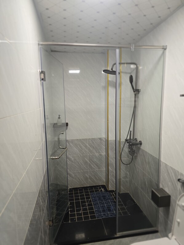 Douche, serviettes fournies, savon, papier de toilette