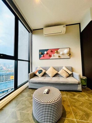 Suíte estúdio superluxo, vista para a cidade | Área de estar | Smart TV 42 polegadas com canais digitais