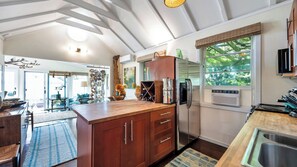 Mikrowelle, Ofen, Herdplatte, Wasserkocher mit Kaffee-/Teezubehör