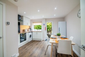 Een koelkast, een microgolfoven, een oven, een kookplaat