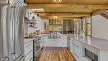 Kylskåp, mikrovågsugn, ugn och spishäll