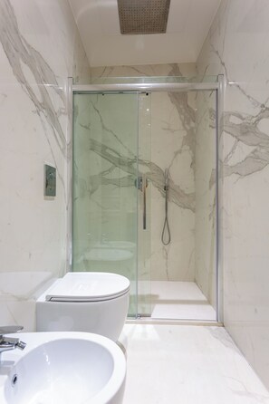 Shower, hair dryer, bidet, towels - Spanish Steps Luxury Apartment (Roma)