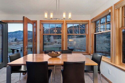 5 BR Aspen Summer Rental - 5 Mins to Town, on 1+ Acre w/ Pond & Tennis
