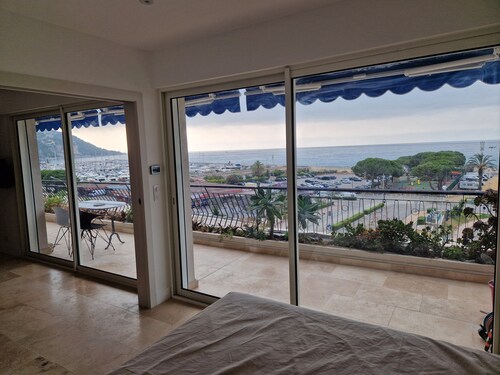 Beautiful sea view, beach 100m away. All comforts. As new