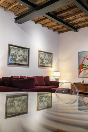 Appartement « Premier », vue ville | Coin séjour | Télévision à écran plat