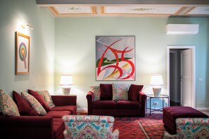 Appartement « Premier », vue ville | Coin séjour | Télévision à écran plat