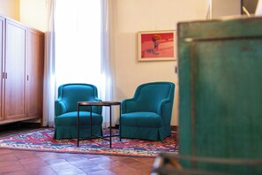 Suite Studio Supérieure, vue ville | Coffres-forts dans les chambres, rideaux occultants