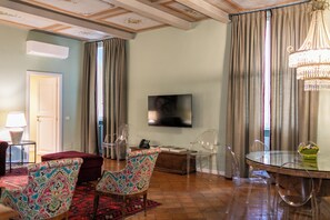 Appartement « Premier », vue ville | Coin séjour | Télévision à écran plat