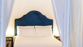Studio, balcon | Coffres-forts dans les chambres, rideaux occultants