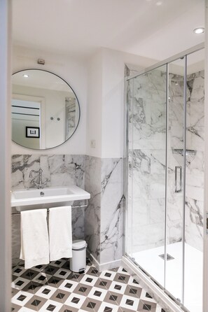 Premier Apartment, City View | Bathroom - InCentrum    (Rome)