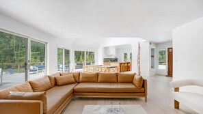 Smart TV, fireplace, stereo