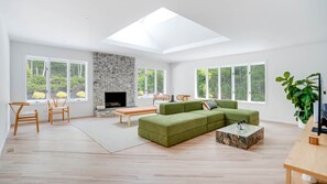 Smart TV, fireplace, stereo
