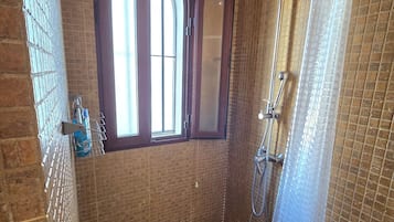 Douche, baignoire à jets, articles de toilette écologiques