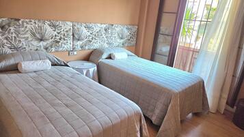 3 habitaciones, escritorio y tabla de planchar con plancha