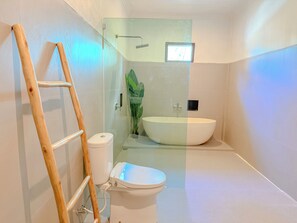 Suíte superior, vista para o parque | Banheiro | Secador de cabelo, chinelos, toalhas de banho, sabonete