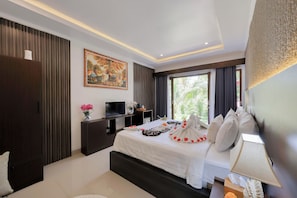 Roupas de cama premium, frigobar, cofres nos quartos