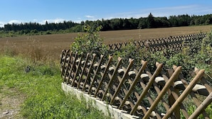 A field with a wooden fence and a clear sky. - Top modern vacation home family friendly! (Brunnthal)
