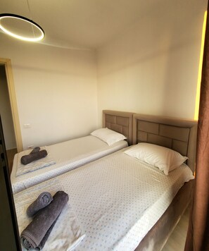2 bedrooms, iron/ironing board, WiFi