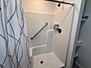 Dusche, Haartrockner, Bidet, Handtücher