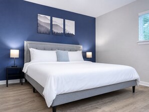 Escritorio, tabla de planchar con plancha, wifi y ropa de cama 