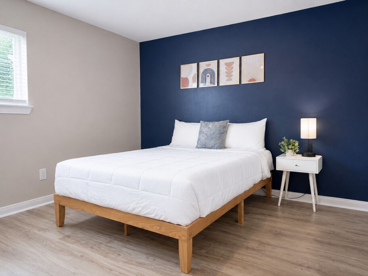 Desk, iron/ironing board, WiFi, bed sheets
