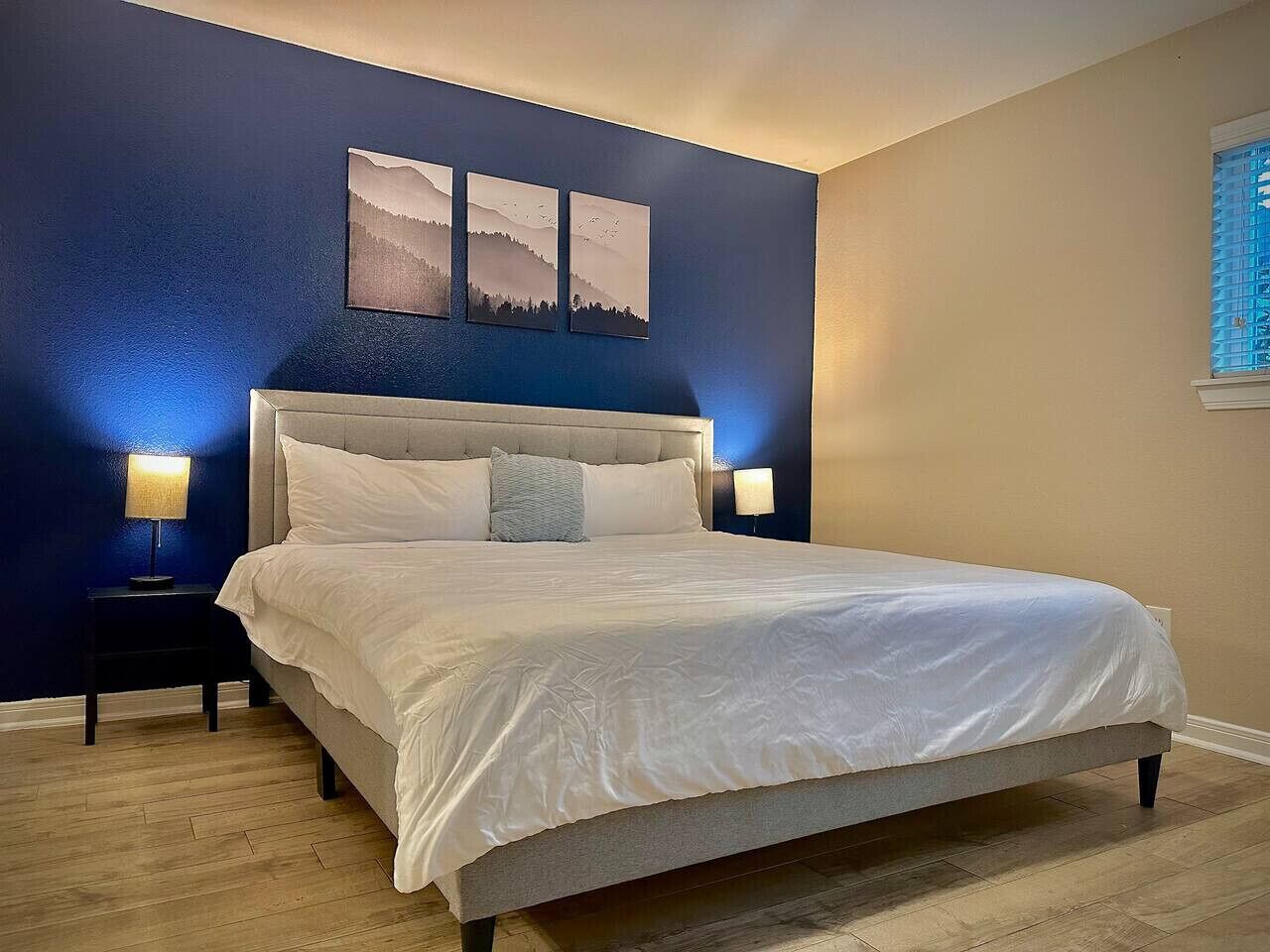 2 bedrooms, desk, iron/ironing board, WiFi