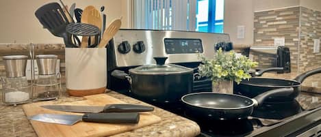 Kylskåp, mikrovågsugn, ugn och spishäll