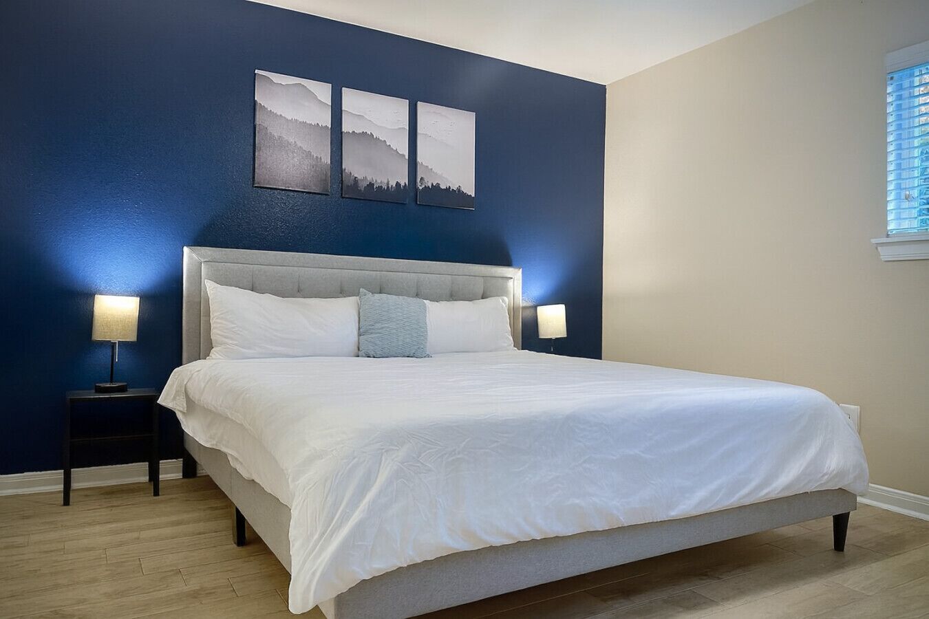 2 habitaciones, tabla de planchar con plancha, wifi y ropa de cama 